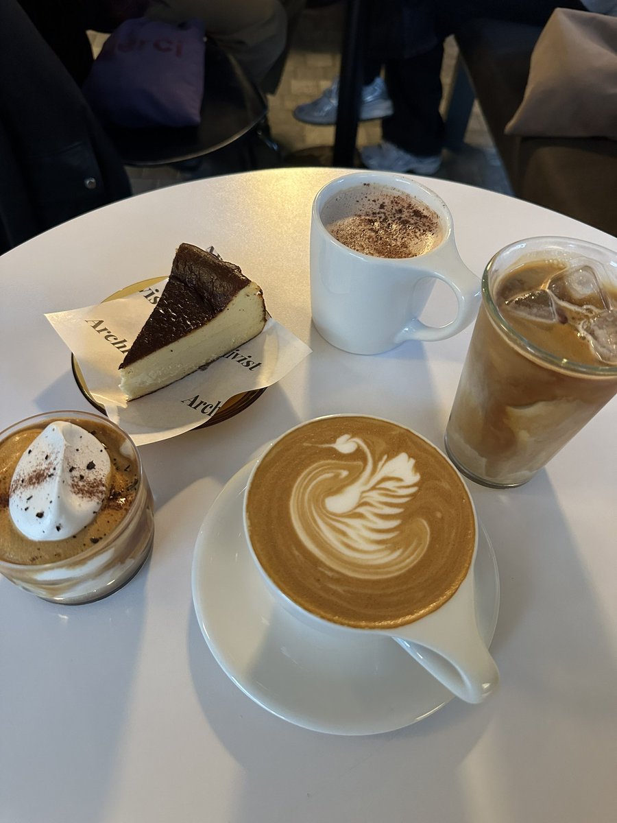 eri68143151's tweet photo. 【#6 アキビストソチョン店】

雰囲気:★★★★☆
価格:★★★☆☆（アメリカーノ5,000ウォン）
味:★★★★☆
アクセス:★★☆☆☆

景福宮エリアで見つけた隠れ家カフェ🤎
☑︎アインシュペナーの濃厚クリームが最高
☑︎デザート類は即完売の人気
☑︎深緑の内装が落ち着く
1人でも友達とでも、どっ https://t.co/RgqvmBZgJv
