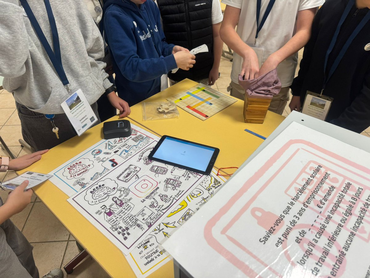 Journée blanche contre le #harcèlement au <a href="/ClgChagallGasny/">Collège Marc Chagall - Gasny</a>  avec au programme la réalisation d'une fresque collective "stop au harcèlement", un escape game pour fédérer les ambassadeurs et des capsules vidéos pour sensibiliser les élèves. Merci au soutien <a href="/Canope_DTNorm/">Réseau Canopé Normandie</a>.