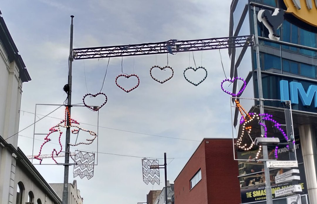 💡Aanstaand weekend gaat  <a href="/GlowEindhoven/">GLOW Eindhoven</a> weer van start. <a href="/Lichtjesroute/">Lichtjesroute</a> #Eindhoven maakte hier vorig jaar ornamenten voor. In hun jubileumjaar hangen we ze graag nog een keer op! 💡