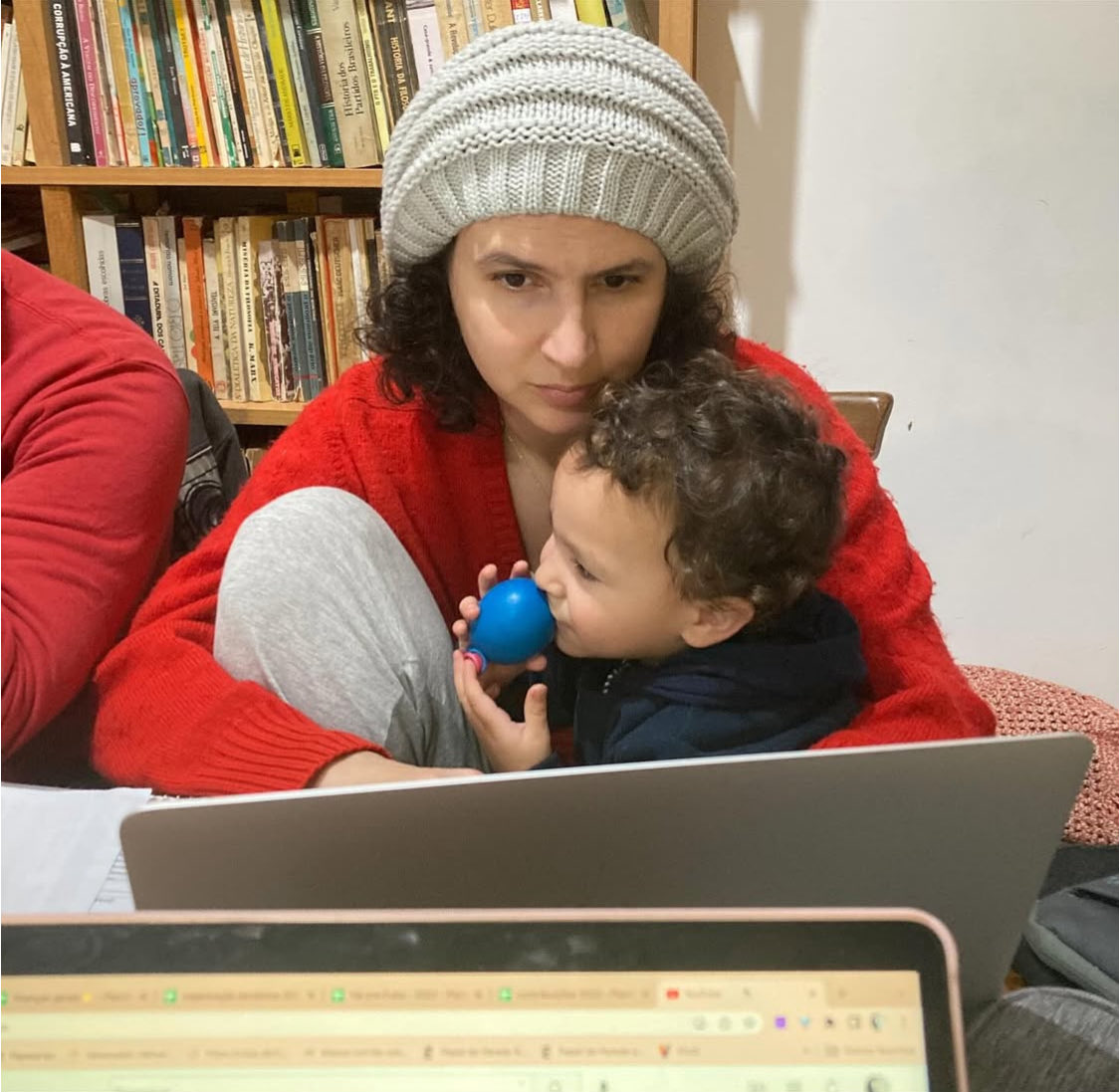 izadoradias29's tweet image. Natália Pimenta é uma mãe trabalhadora que atua na luta dos trabalhadores desde os 14 anos. Antes de ser internada na UTI, seu quarto no hospital estava repleto de livros sobre petróleo, ela estava se dedicando a estudar o tema para escrever e contribuir com a campanha em defesa…