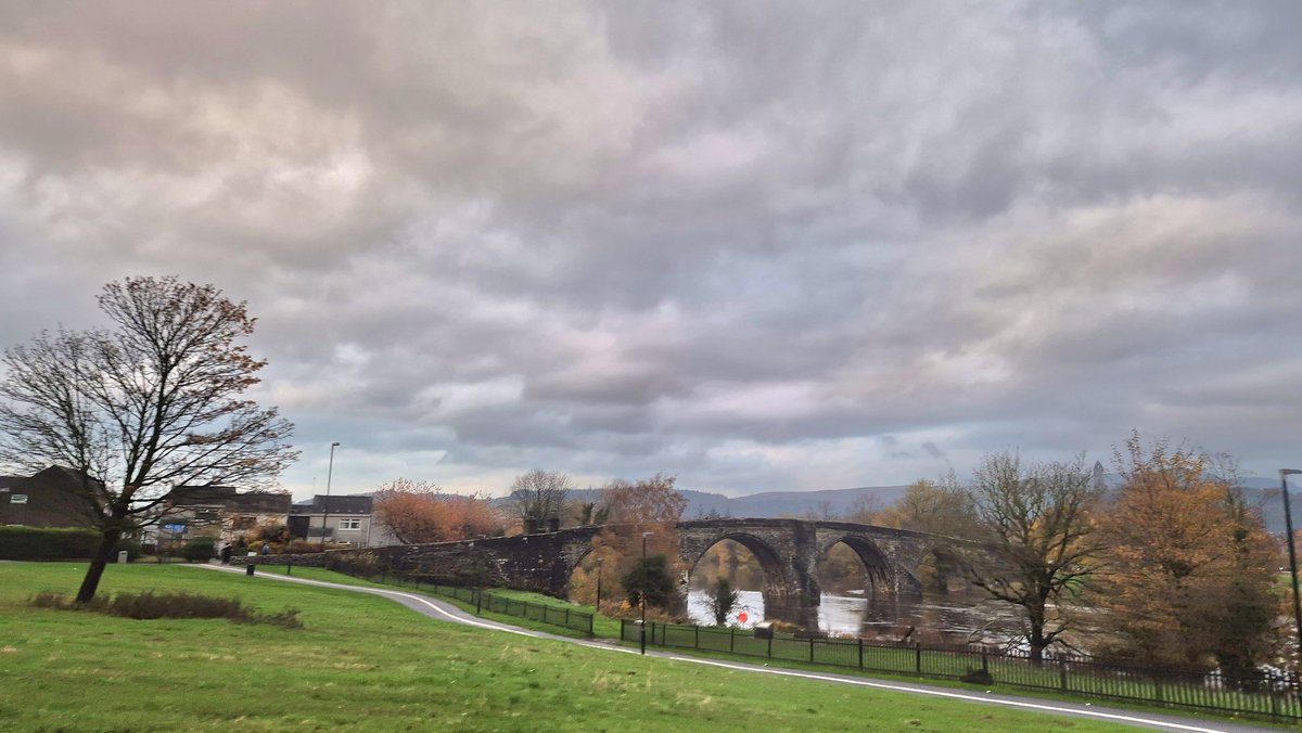 frasergj's tweet photo. A gloomy Autumn day, redeemed only by the colours around #Stirling today (6/11) #WeatherWatcherGraham @BBCScotWeather @bbcweather @BBCAimsir #loveukweather✔️ @metoffice https://t.co/z4hNMw0Dhr