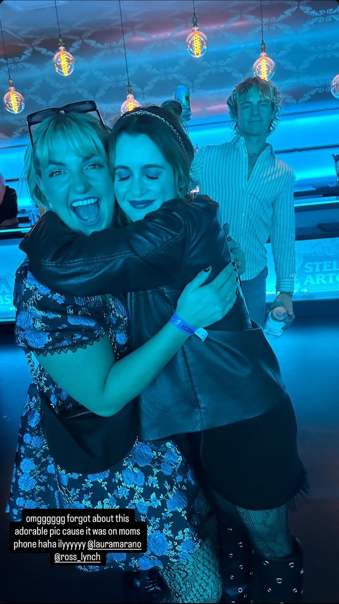 Ross de papagaio de pirata na foto da Rydel com a Laura 🤣❤️