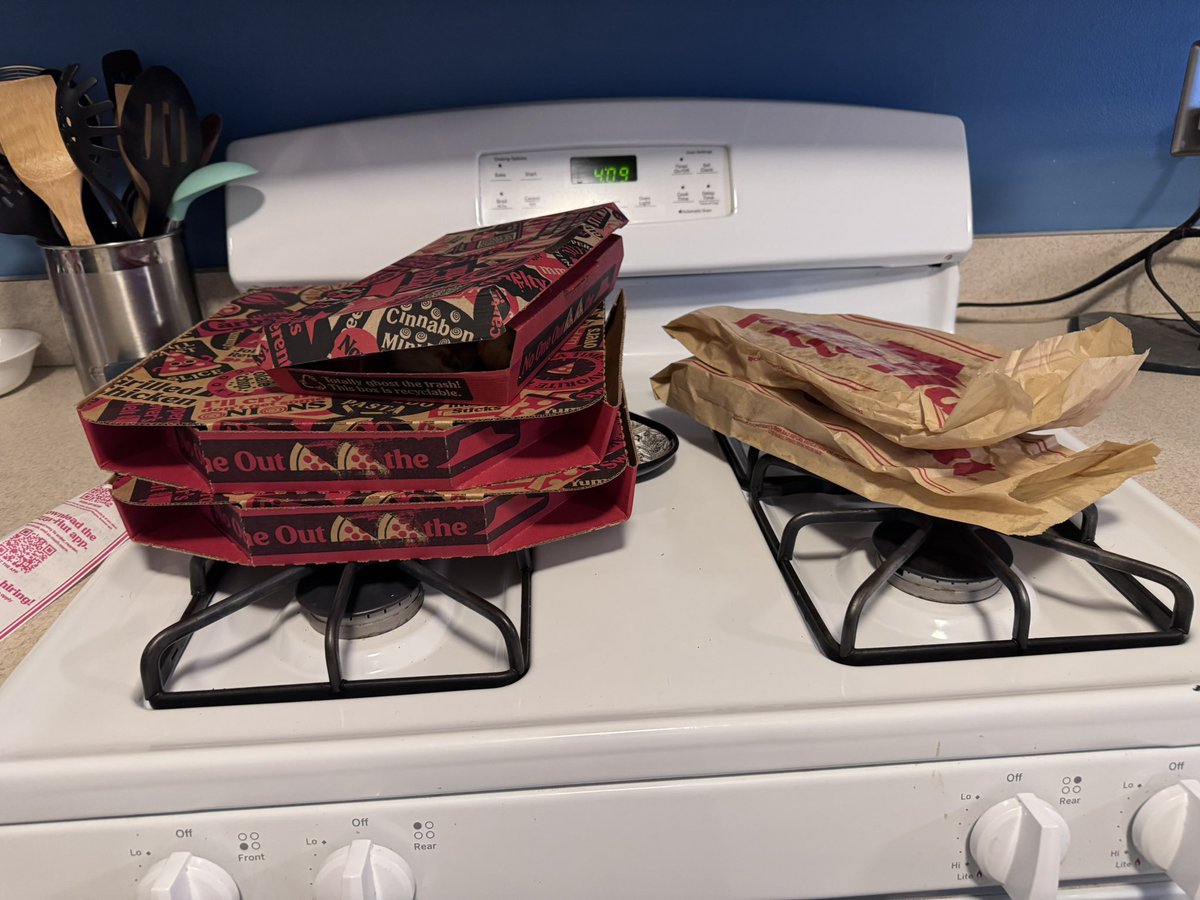 Today’s early birthday dinner was Pizza Hut!!  And I have plenty of left overs to have for the next few days!! 😁. I’m a happy birthday girl!