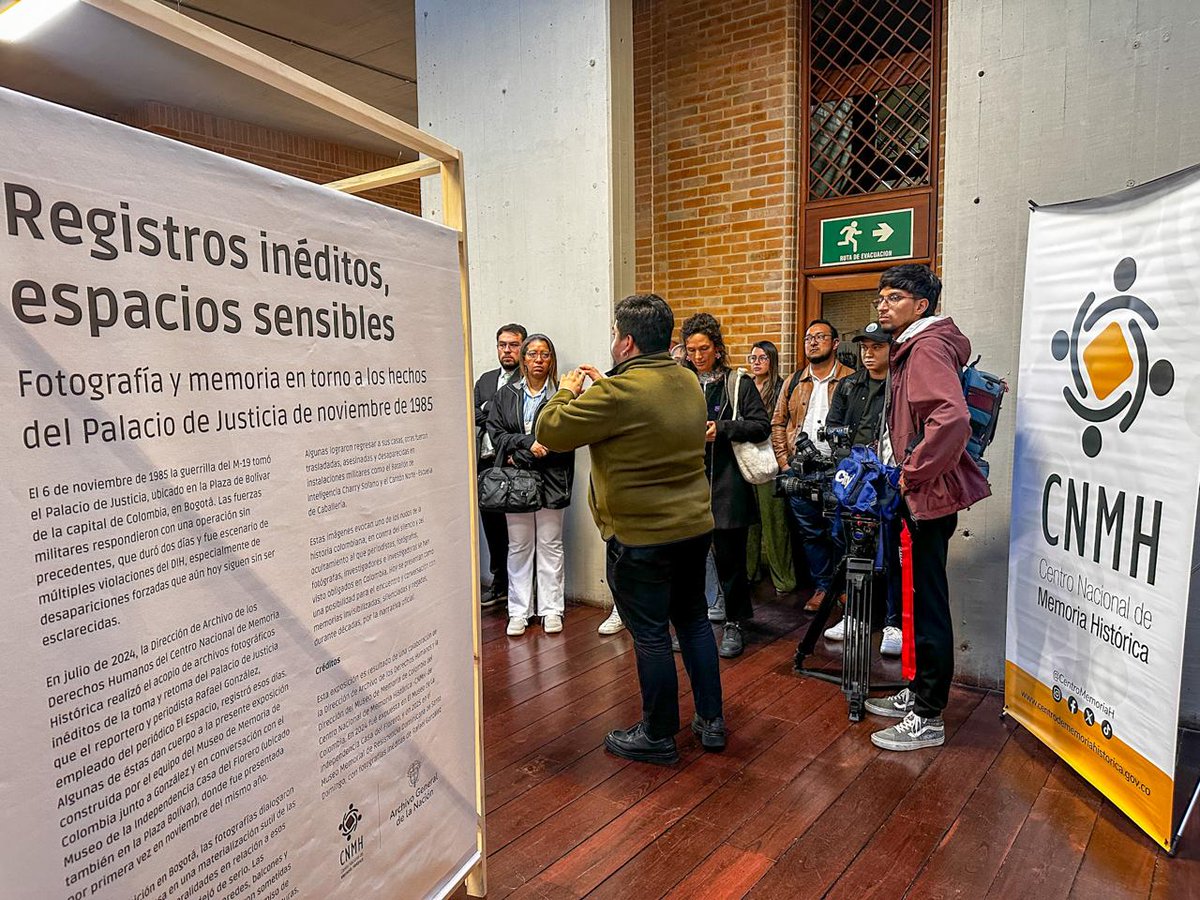 CentroMemoriaH's tweet photo. El 6 de noviembre de 1985, la guerrilla del M-19 se tomó el Palacio de Justicia, ubicado en la Plaza de Bolívar en Bogotá. Las fuerzas militares respondieron con una operación sin precedentes que duró dos días y que fue escenario de múltiples violaciones al DIH, especialmente de desapariciones forzadas que aún hoy siguen sin ser esclarecidas.

La exposición «Registros inéditos, espacios sensibles» muestra 20 fotografías del reportero gráfico Rafael González, quien estuvo presente los dos días de la toma y retoma con sus cámaras. Sus imágenes estuvieron traspapeladas por diversas razones y salieron a la luz casi 40 años después, cuando las donó al CNMH.

Lugar: Archivo General de la Nación (AGN) @ArchivoGeneral 
Fecha: 6 de noviembre de 2025 al 6 de marzo de 2026
Horario: lunes a viernes de 9:00 a. m. a 5:00 p. m.
