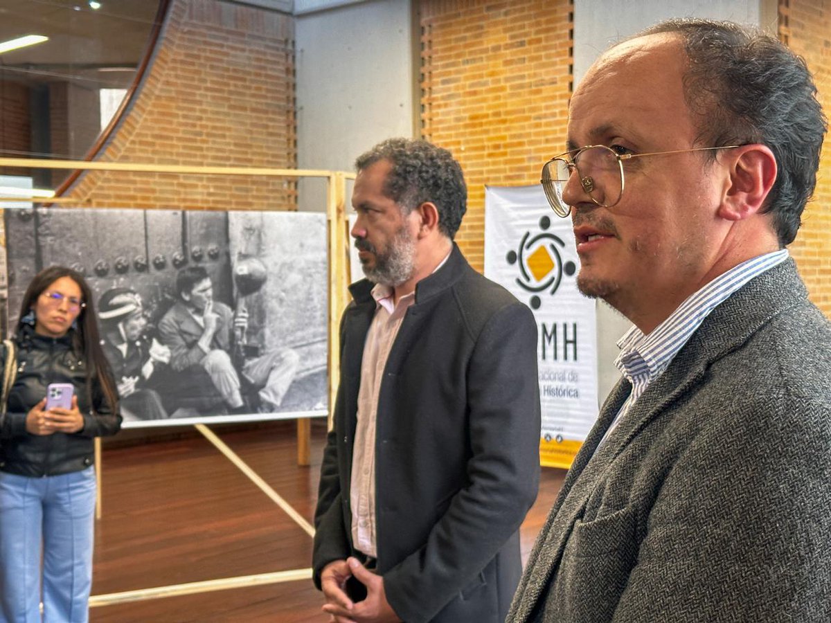 CentroMemoriaH's tweet photo. El 6 de noviembre de 1985, la guerrilla del M-19 se tomó el Palacio de Justicia, ubicado en la Plaza de Bolívar en Bogotá. Las fuerzas militares respondieron con una operación sin precedentes que duró dos días y que fue escenario de múltiples violaciones al DIH, especialmente de desapariciones forzadas que aún hoy siguen sin ser esclarecidas.

La exposición «Registros inéditos, espacios sensibles» muestra 20 fotografías del reportero gráfico Rafael González, quien estuvo presente los dos días de la toma y retoma con sus cámaras. Sus imágenes estuvieron traspapeladas por diversas razones y salieron a la luz casi 40 años después, cuando las donó al CNMH.

Lugar: Archivo General de la Nación (AGN) @ArchivoGeneral 
Fecha: 6 de noviembre de 2025 al 6 de marzo de 2026
Horario: lunes a viernes de 9:00 a. m. a 5:00 p. m.