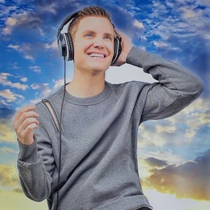 “SACALE PUNTA COGETE A UN PUTO”
“DEJA LA PAJA Y BAJA PARA LA CALLE”