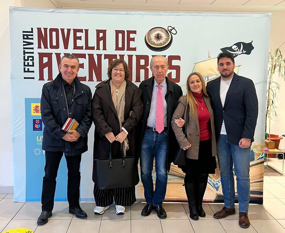 maica_rivera's tweet photo. ⚔️🏴‍☠️ ¡Unidos por la novela de aventuras! @Lallum35 , @VilaSilva y #LuisAlbertodeCuenca en el I #FestivalNovelaAventurasMadrid Gracias con todo el ❤️a los3, a todos quienes lo hicieron posible @PabloMartinezGS @eventostritoma  &amp; @ManuelLiterocio @literocio https://t.co/hoxvdVWv0f https://t.co/rOa7gYarSd