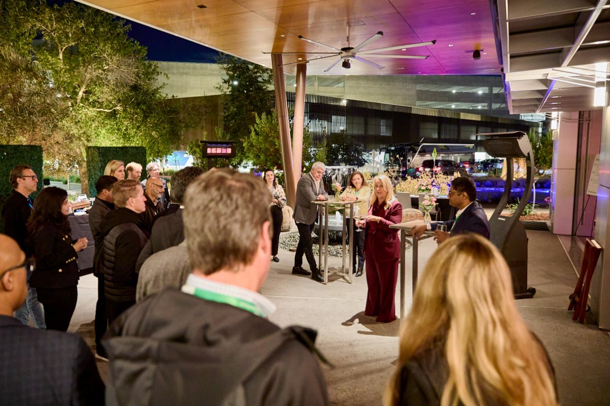 servinformacion's tweet image. Como único partner invitado de toda Latinoamérica, participamos en el exclusivo Partner Advisory Forum de Google Cloud, un encuentro reservado para los aliados más estratégicos a nivel mundial. Construcción de la estrategia global de Google Cloud para 2026.
#GoogleCloudPartner