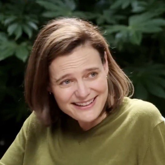 lulumeservey's tweet image. Compare:

the subject’s neutral half-lidded gaze, filled with bored detachment and a hint of disdain

vs

the interviewer’s simpering smile and wheedling tone, evoking an unctuous toady hiding a knife behind his back

It’s a total aesthetic victory