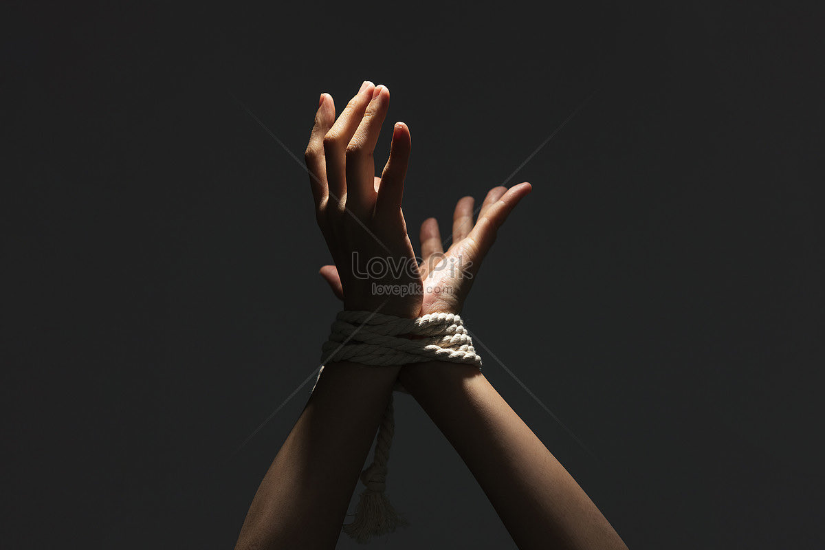 قيديني لين احس اني سجين وحررييني
 لين احسن اني فلسطيني طلع بيشوف غزة

#بيت_شعر