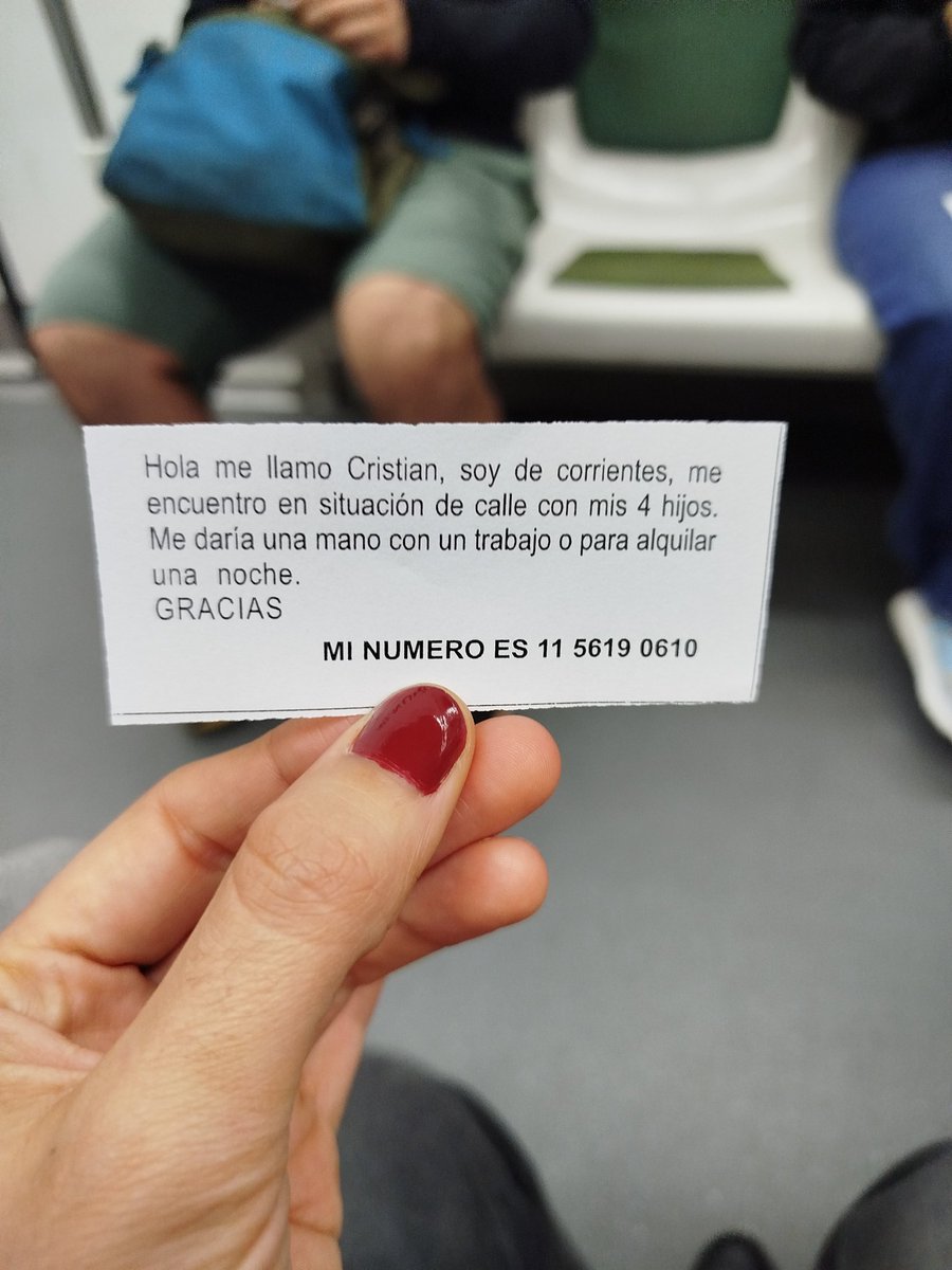Está tarde pasó Cristian por el subte A. Tiene cuatro hijos y a su esposa con cáncer en etapa terminal. Busca trabajo, si alguien sabe de algo o se copa a compartir le suma.