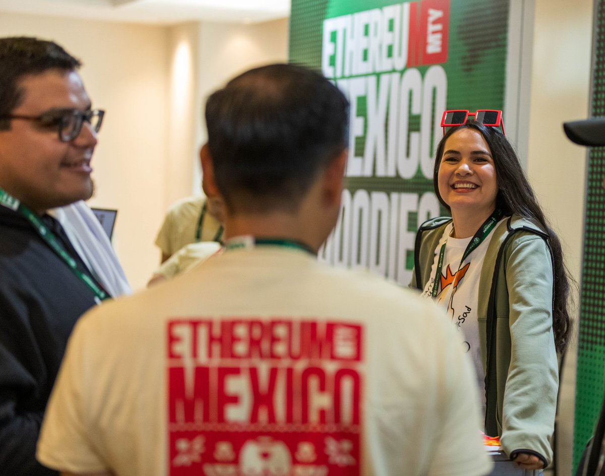 lablockatoon's tweet image. ⛺ BOOTH

Abrimos el changarro en #EthMexico2025 como Community Partner!!!

Hicimos dinámicas, regalamos stickers, POAPs, playeras y mucha diversión! 

En los stand nos acompañaron los patrocinadores oficiales del evento! 

🔵 @arbitrum_esp
📜 @Scroll_ES 
🏷️ @ENS_DAO
💱…