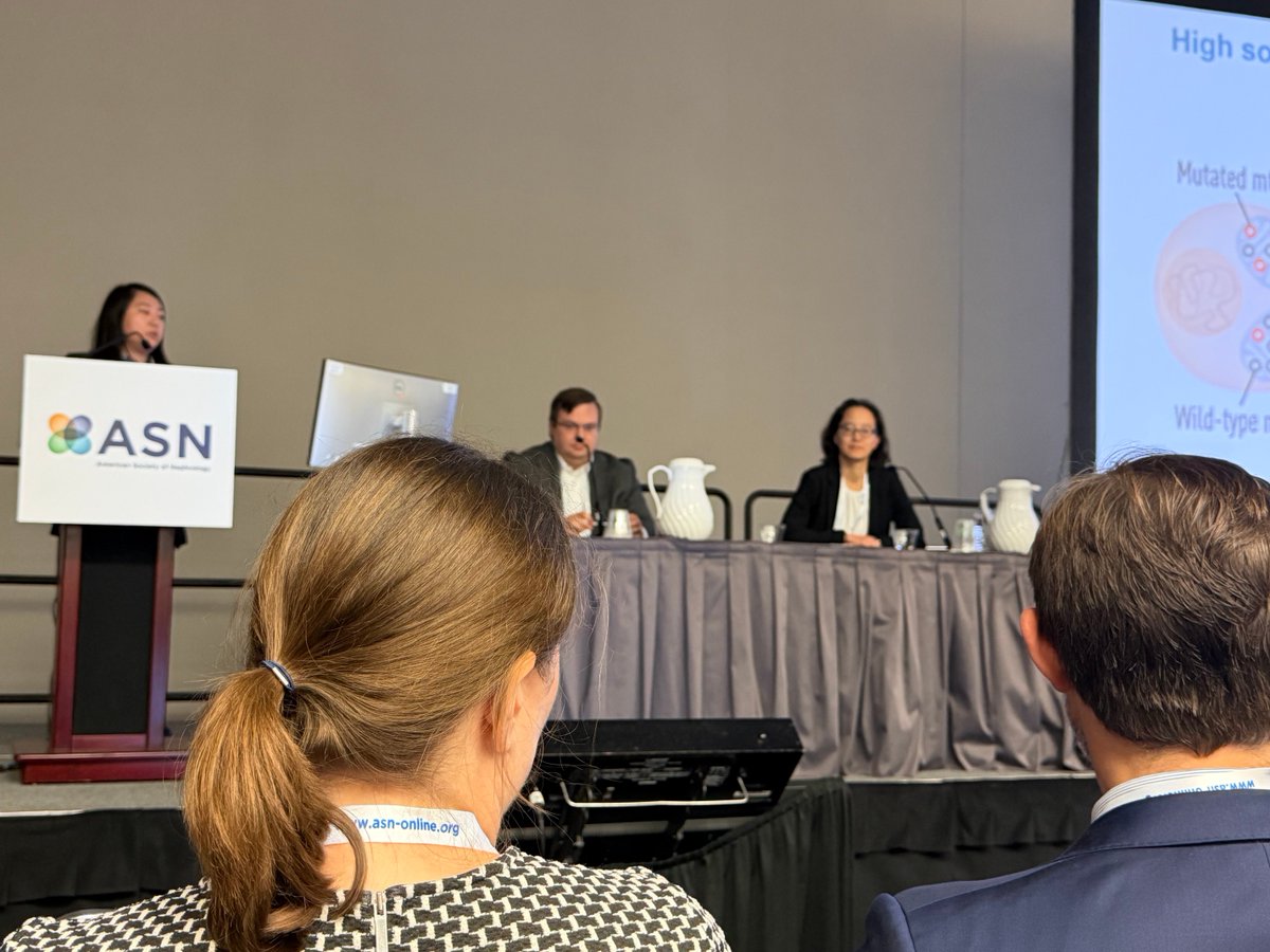 Another reason to love #kidneywk...our future is strong!

1. Foreground: mentees ⁦<a href="/AmandaJClarkMD/">Amanda Clark, MD</a>⁩ ⁦<a href="/NateRaines3/">Nate Raines</a>⁩ 

2. Moderators: ⁦<a href="/UTSWNephrology/">UTSW Nephrology</a>⁩ faculty Craig Brooks, Sarah Huen

3. Speaker: ⁦<a href="/HuihuiHuang4/">Huihui Huang</a>⁩ presenting ⁦<a href="/ScienceMagazine/">Science Magazine</a>⁩ paper