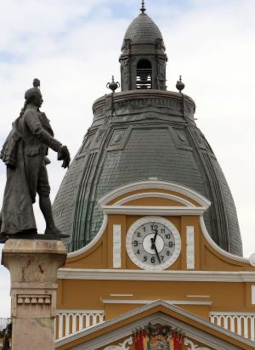 Si lo dejábamos así, dentro de cien años se les podría contar a nuestros tataranietos que hubo un tiempo en que quisieron falsear nuestra historia, lo que nunca más debe suceder -les dirían-. Ahora ya no, lo acaban de arreglar; borraremos esta época de los surcos de la memoria.