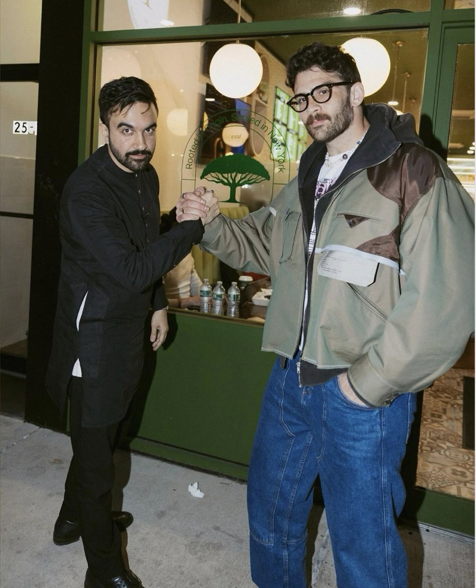 AtticusJazz's tweet image. Der neue linksradikale Bürgermeister von New York Zohran Mamdani mit seinem guten Freund Hasan Piker.

Hasan Piker ist der Ansicht, dass die USA 9/11 verdient hätten und ist ein Supporter des Pogroms vom 7. Oktober 2023. Seine Lieblingsfahne sei - wie er unlängst angab - jene der…