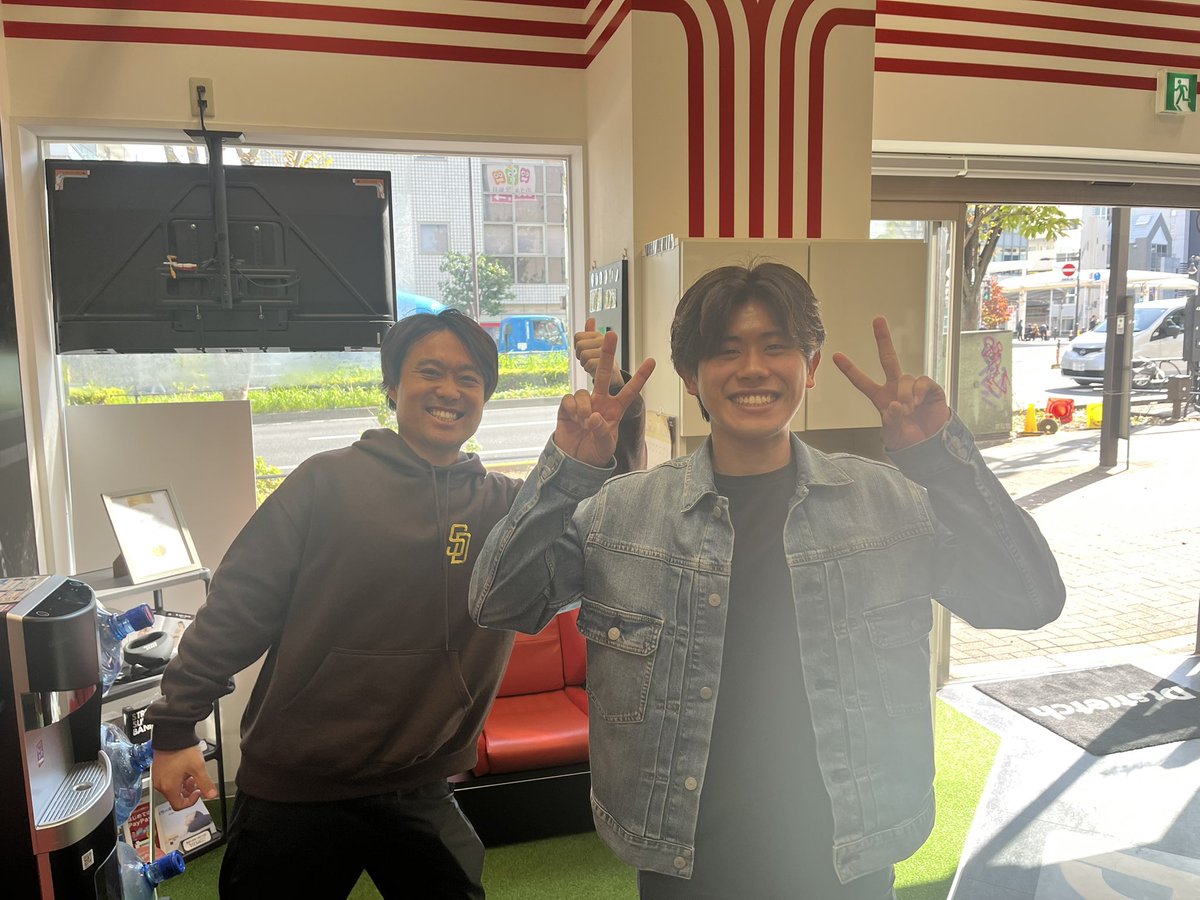 今日の東中野朝礼では
特別ゲストが来てました🌟

収入と支出を理解して
自分たちの給料や運営にかかるお金のこと
やりたいこととやらなければいけないこと
とても大事いい時間でした🌟

権利の主張は
義務を果たしたものに与えられるので
やることまずやるッッ🌟

#グイッ
#できできのやれやれ