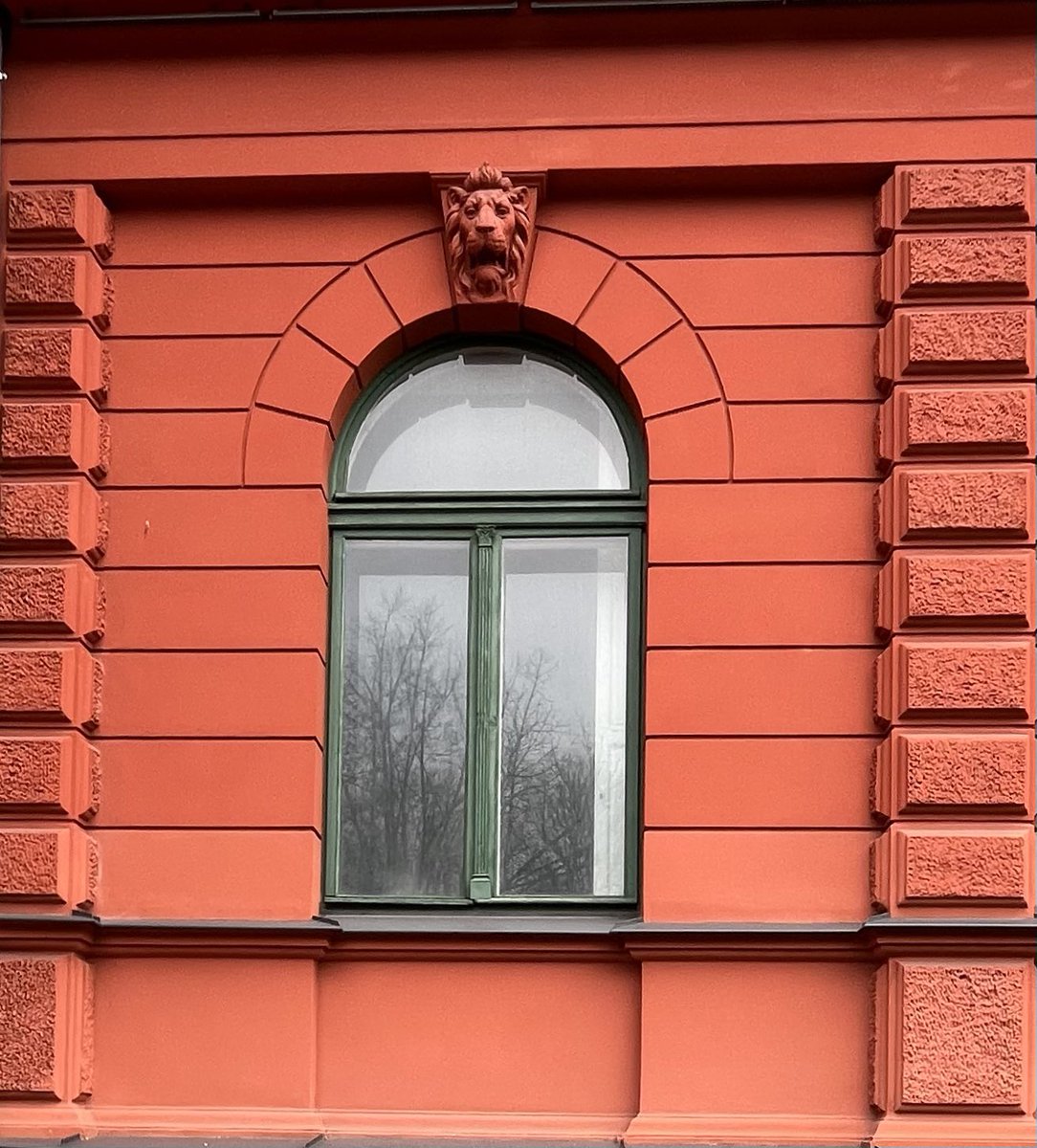 Your #morningcalm from Riga is a serious red lion.