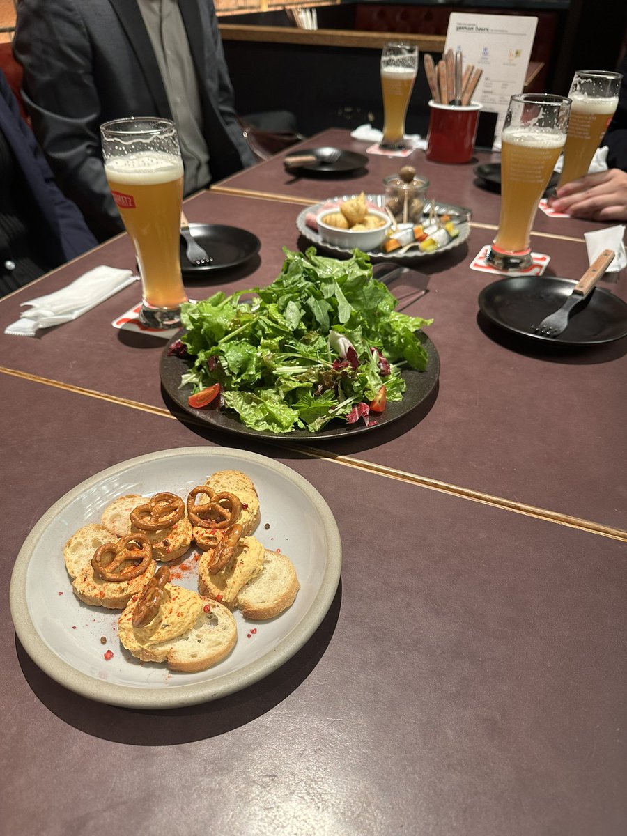 こんにちは！

最近は寒い日が続いていますね🥶

先日、お隣の高島屋7Fにある、シュマッツ　日本橋高島屋S.C.さんに行きました！

ドイツのクラフトビールとソーセージやピザを堪能させて頂きました🍺🍕

皆様も忘年会などに如何でしょうか😌

#企業公式相互フォロー 
#企業公式つぶやき部 
#企業公式