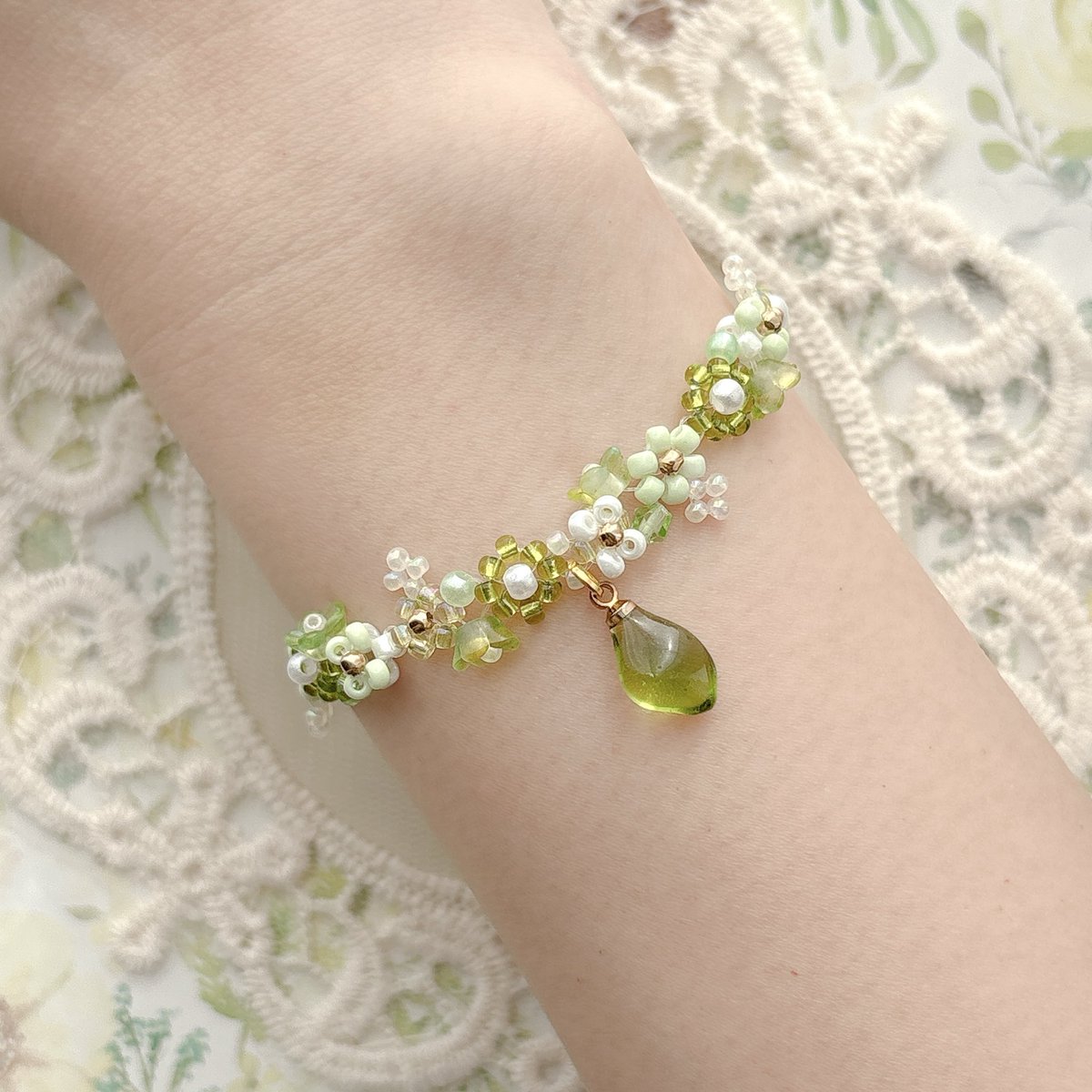 n_a_m_u_76's tweet image. fairy color🧚🏻*。

green💚×white🤍

#Namu #handmade #beads #seaglass