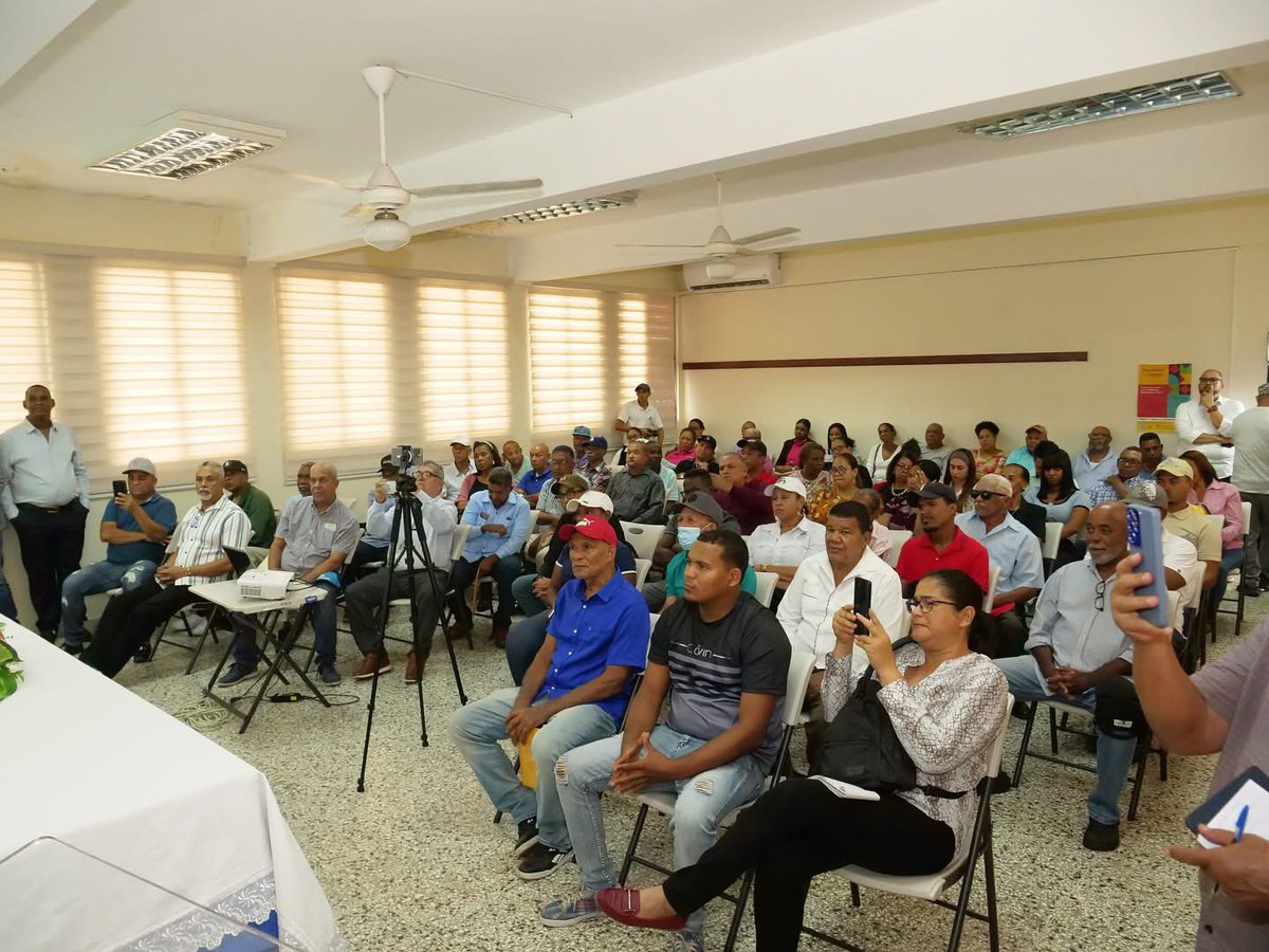 Por disposición del presidente <a href="/luisabinader/">Luis Abinader</a> , el Ministro <a href="/limbercruzl/">Limber L. Cruz López</a> inicia acciones inmediatas para apoyar a nuestros productores. Estarán llegando equipos, fertilizantes y semillas como parte del plan de apoyo dispuesto por el presidente para fortalecer el campo en  Peravia.