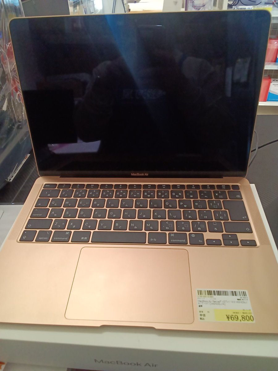 surugaya_bldg's tweet image. 【💻入荷情報】 MacBook Air (M1チップ) が入荷しました！

・モデル: MGND3J/A (ゴールド) ・ディスプレイ: 13.3インチ Retina ・価格: 69,800円 (税込)

人気のゴールドカラーです✨ 店頭でも販売中！ご来店おまちしております。
#MacBookAir #M1 #中古PC