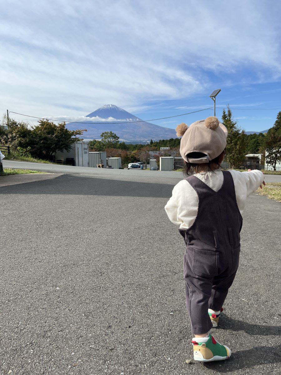 ai_kindle_y's tweet photo. 富士山の麓で考える。
「最近日本一を目指していないな」

教師時代はいつも「日本一」を目指して仕事をしていたけど、最近は目の前のことに必死で、夢や目標を具体化していないことに気づく。
富士山の麓で休日グランピング。
時には休むことでモチベーションは保たれる。
家族の時間ってやっぱり人生には大切だと実感。