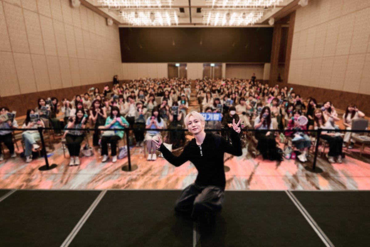 official_fanme's tweet photo. 〔📸活動花絮〕2025.10.05 KEY [HUNTER] 台北線下簽名會
閃窩們還記得那天簽名會現場的“雙重喜事”嗎？
婚禮會場的音樂與致詞穿透全場
KEY微笑地喊出一句「Congrats!」💍
讓全場閃窩也一起ㄍㄟˋ婚感染滿滿的幸福氣息~
✨ 讓我們一起透過花絮照片回顧這場「喜氣洋洋」的美好記憶吧！

#FANME #KEY #키 https://t.co/CBe5toYdRg