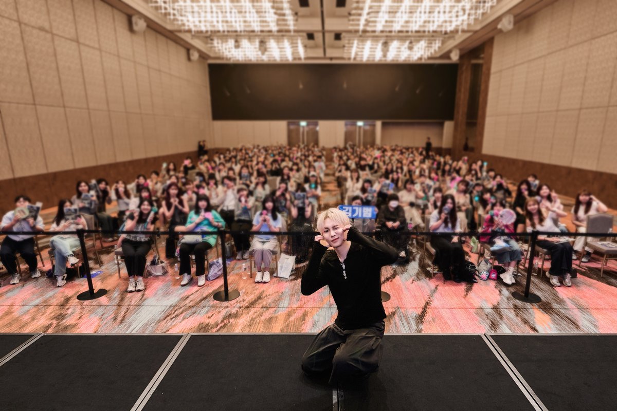 official_fanme's tweet photo. 〔📸活動花絮〕2025.10.05 KEY [HUNTER] 台北線下簽名會
閃窩們還記得那天簽名會現場的“雙重喜事”嗎？
婚禮會場的音樂與致詞穿透全場
KEY微笑地喊出一句「Congrats!」💍
讓全場閃窩也一起ㄍㄟˋ婚感染滿滿的幸福氣息~
✨ 讓我們一起透過花絮照片回顧這場「喜氣洋洋」的美好記憶吧！

#FANME #KEY #키 https://t.co/CBe5toYdRg