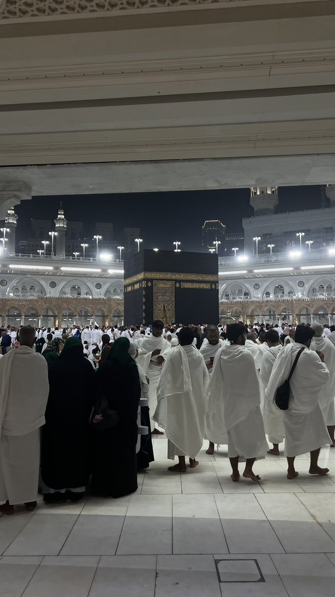 Isb24_'s tweet image. دعوتُ الله قبل عامين أن يَمُنَّ عليَّ بعمرة، ونسيت ذلك.
فكتبها لي صدفة مع والدي وأخي يوم الاثنين الماضي
سبحانك ربي ما أعظمك. الحمدُ لله حمدًا كثيرًا طيبًا مباركًا فيه 🤍🤍.