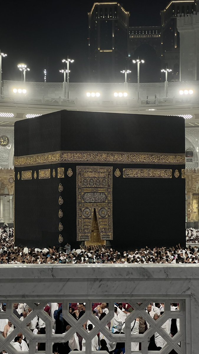 Isb24_'s tweet image. دعوتُ الله قبل عامين أن يَمُنَّ عليَّ بعمرة، ونسيت ذلك.
فكتبها لي صدفة مع والدي وأخي يوم الاثنين الماضي
سبحانك ربي ما أعظمك. الحمدُ لله حمدًا كثيرًا طيبًا مباركًا فيه 🤍🤍.