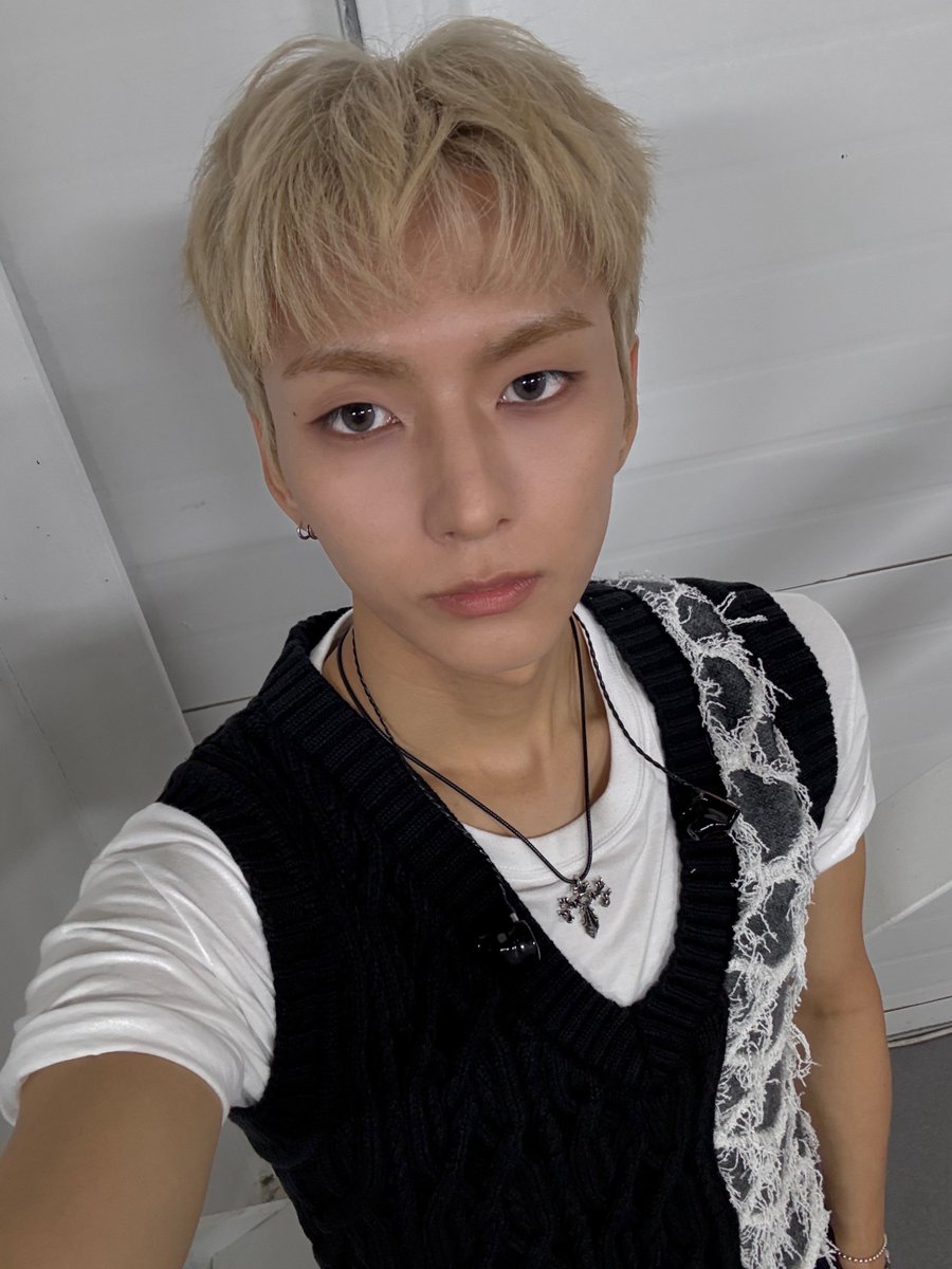 XH_official's tweet photo. 지나가다가 이 글을 봤다면
❗️Xdinary Heroes LIVE CLIP❗️
보고 옵시다😋💜 https://t.co/YuEoEwQsr5
