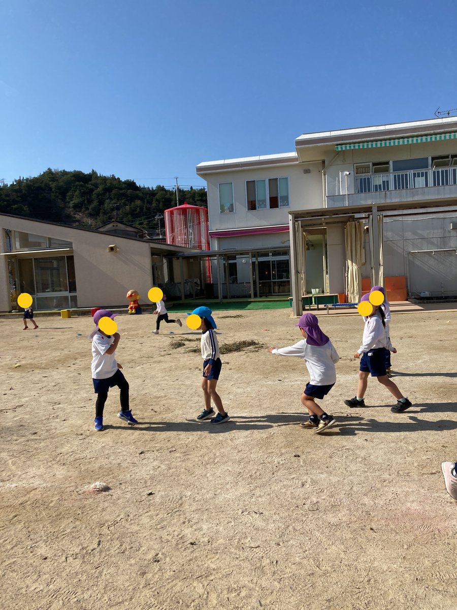chikkou_ch's tweet photo. 築港ちどり保育園＃５歳児宇野保育園交流会
お天気も良く遊んでいたら暑くなる後ほどの気候で宇野保育園全園児さんが園外保育で、お散歩しながら遊びに来てくれました。☺️ https://t.co/2XO4uAbD6s
