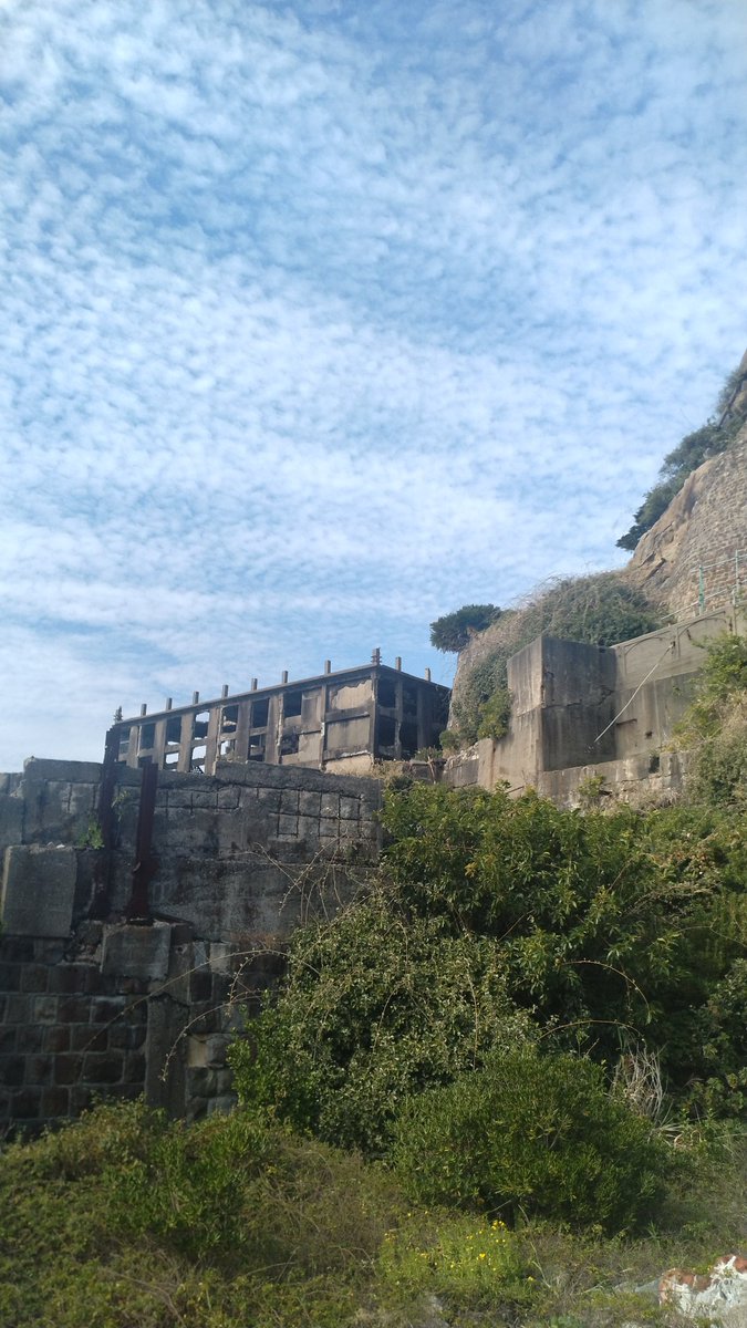 11月7日(金)晴れ

午前便、上陸できました🙌🏻

今日は二十四節気の立冬
冬の気配がしだす時期ですが、日差しが暖かく、肌寒さも抑えられ、心地良い体感です🙂
波も比較的穏やかなので、観光にはうってつけの一日になっています😀

#軍艦島  #軍艦島クルーズ  #端島 
 #高島  #世界遺産  #長崎観光