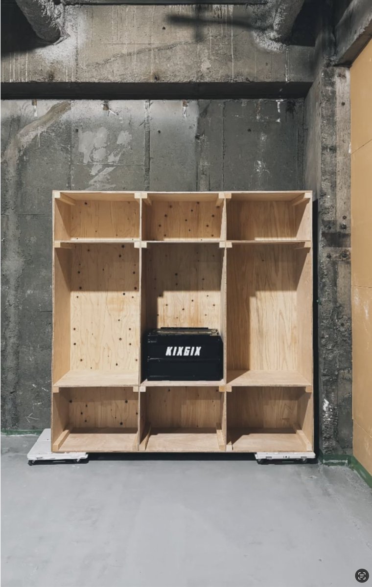 🛠️昨日も施工会社さんの作業日でしたので
スタッフは資材の購入＆カットでホームセンターへ
戻ってからは細かい作業を行って夕方から床の追加塗装、そして棚の製作を進めました。

棚づくりが予想以上に大変でしたが、いい感じに完成✨
特別席用に使う予定で、同じ棚をあともう1台つくります！