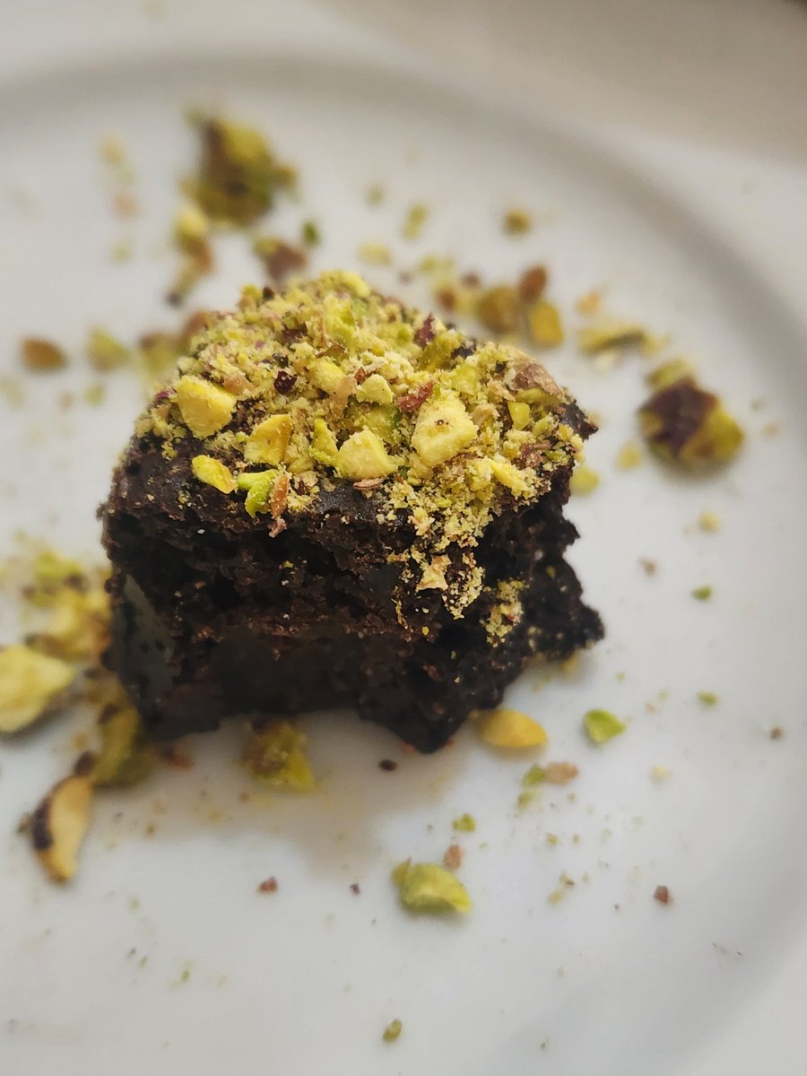 glowingkji's tweet image. think i developed baking as a hobby, making the bear brownie with pistachio crumbs and sea salt for my niece's class (she gonna sell these to her friends) #destress