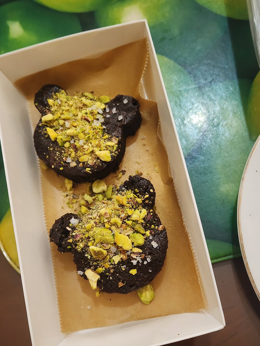 glowingkji's tweet image. think i developed baking as a hobby, making the bear brownie with pistachio crumbs and sea salt for my niece's class (she gonna sell these to her friends) #destress