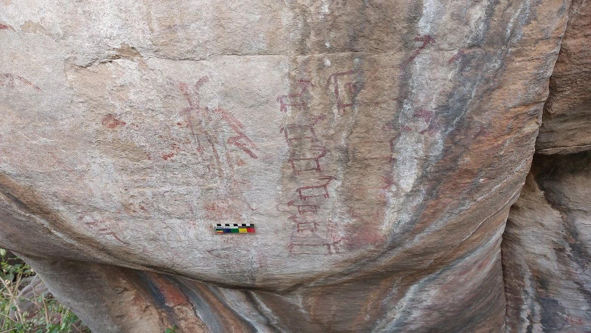 #चित्रकूट की विंध्य पहाड़ियों में एक बार फिर मिले हजारों वर्ष पुराने शैलचित्र, मानिकपुर के सरहट से जुड़ी पहाड़ियों में मौजूद है पाषाणकालीन चित्र , हजारों वर्ष से चित्रों का रंग नहीं पड़ा फीका , कोल समुदाय की प्राचीन परम्परा से जुड़े प्रतीत होते हैं उक्त प्राचीन चित्र ,CACH की टीम