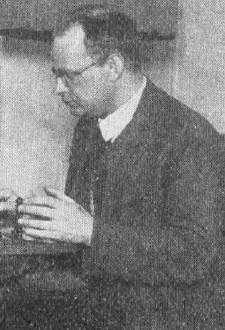 The best variation to use in a tournament is not a merely good line, but more exactly a line which, though good, is considered to be bad.
-Aron Nimzowitsch (7 November 1886 – 16 March 1935)

chesshistory.com/winter/extra/n… 

#chess #ajedrez #scacchi #schach #echecs #xadrez
