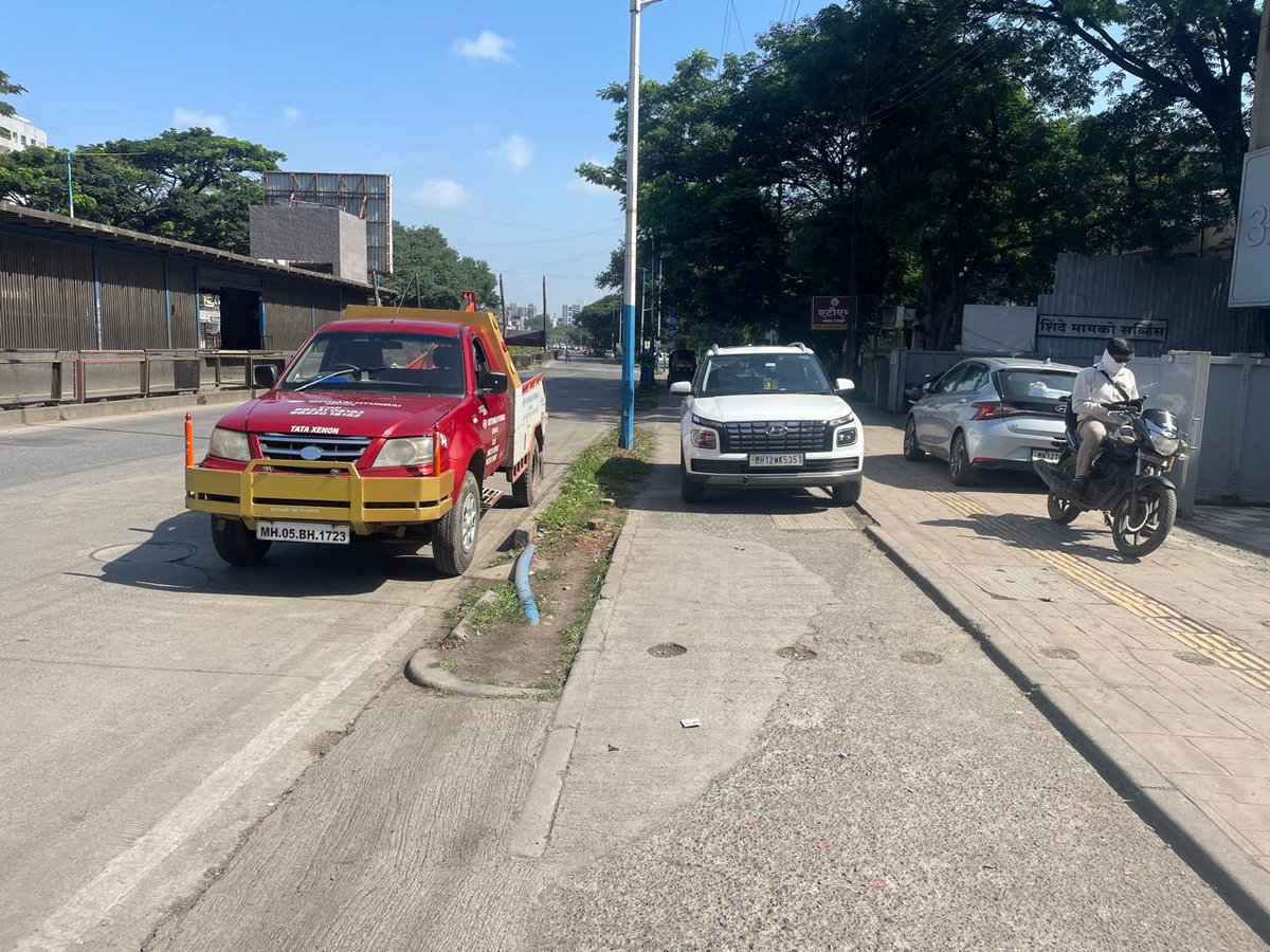 onlydeshpande's tweet photo. @PuneCityTraffic @CPPuneCity @CMOMaharashtra @AjitPawarSpeaks Kothari Hyundai Service Center, Hira Chambers, Near Rao Hospital, Satara Road. Every day footpath and cycle track is used for parking. Traffic Police is mute this. Senior citizens are at risk. Pls help. https://t.co/pPq9vcwUEH