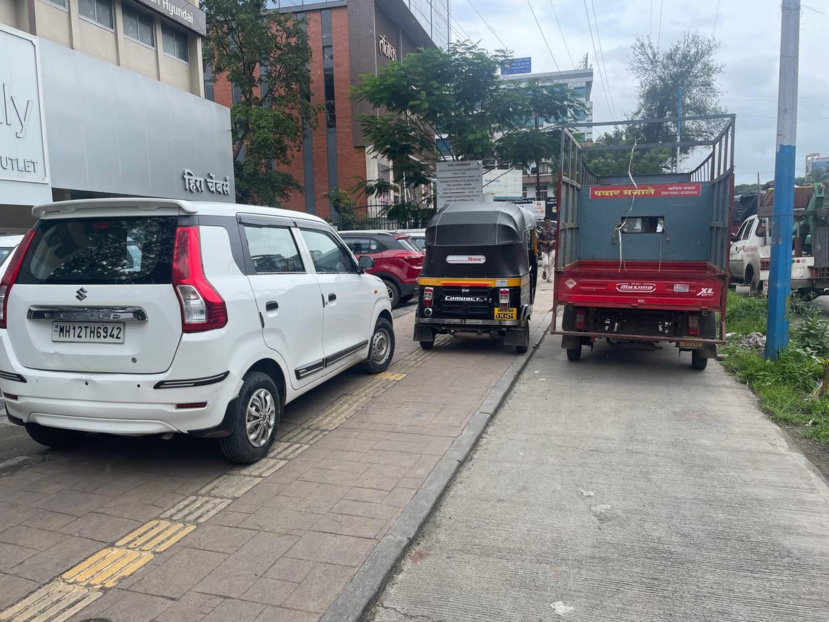 onlydeshpande's tweet photo. @PuneCityTraffic @CPPuneCity @CMOMaharashtra @AjitPawarSpeaks Kothari Hyundai Service Center, Hira Chambers, Near Rao Hospital, Satara Road. Every day footpath and cycle track is used for parking. Traffic Police is mute this. Senior citizens are at risk. Pls help. https://t.co/pPq9vcwUEH