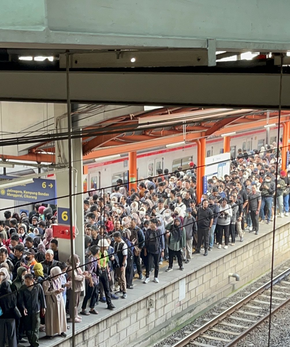 rrudo__'s tweet image. minta maaf gak lu yg bener, gue beneran 1 jam di stasiun bekasiiiiiii???? @CommuterLine 😊😊😊😊😊😊