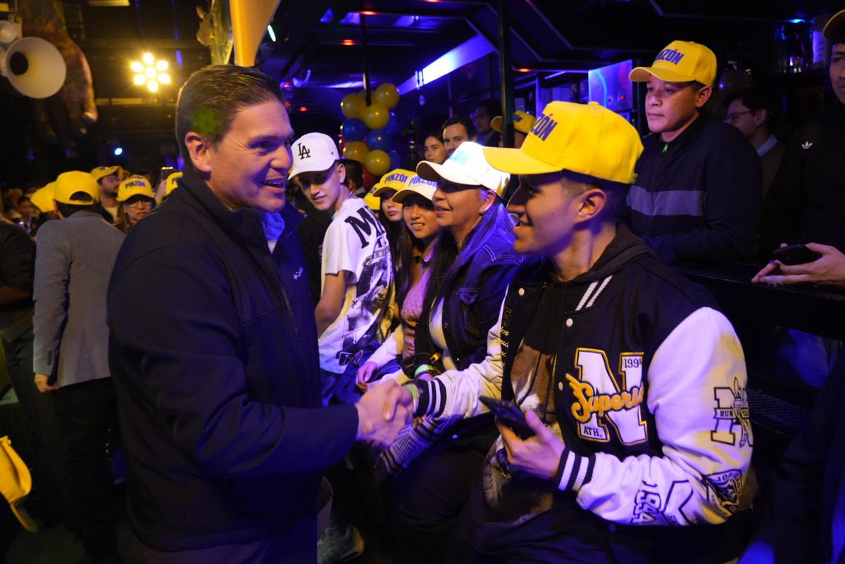 PinzonBueno's tweet image. Hoy nos reunimos con jóvenes que creen en el futuro de Colombia y que entienden que el diálogo es el camino para construir un país más justo, más fuerte y con mejores oportunidades.
Gracias a cada uno por sus ideas, su energía y su compromiso. Con ustedes, estamos demostrando que…