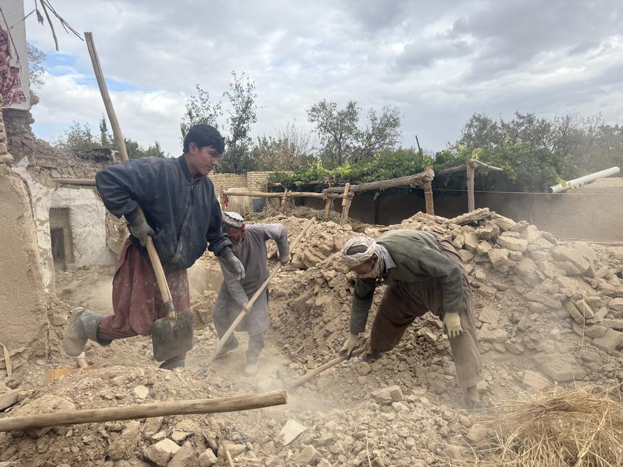 XHNews's tweet image. Thirty hours after the devastating earthquake, reporters from Xinhua arrived in Khulm district, the area that suffered the heaviest earthquake destruction in Afghanistan xhtxs.cn/71H