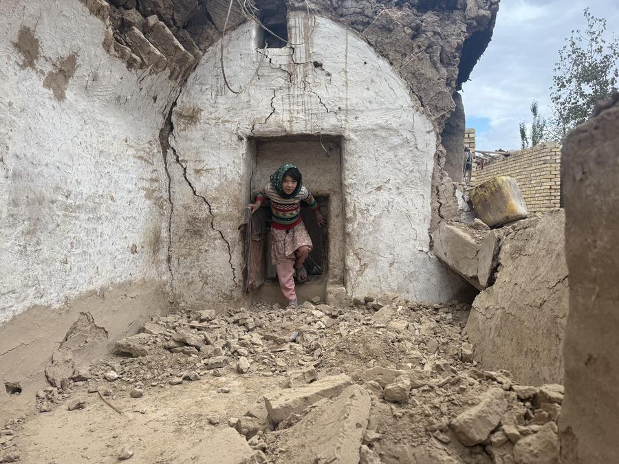 XHNews's tweet image. Thirty hours after the devastating earthquake, reporters from Xinhua arrived in Khulm district, the area that suffered the heaviest earthquake destruction in Afghanistan xhtxs.cn/71H