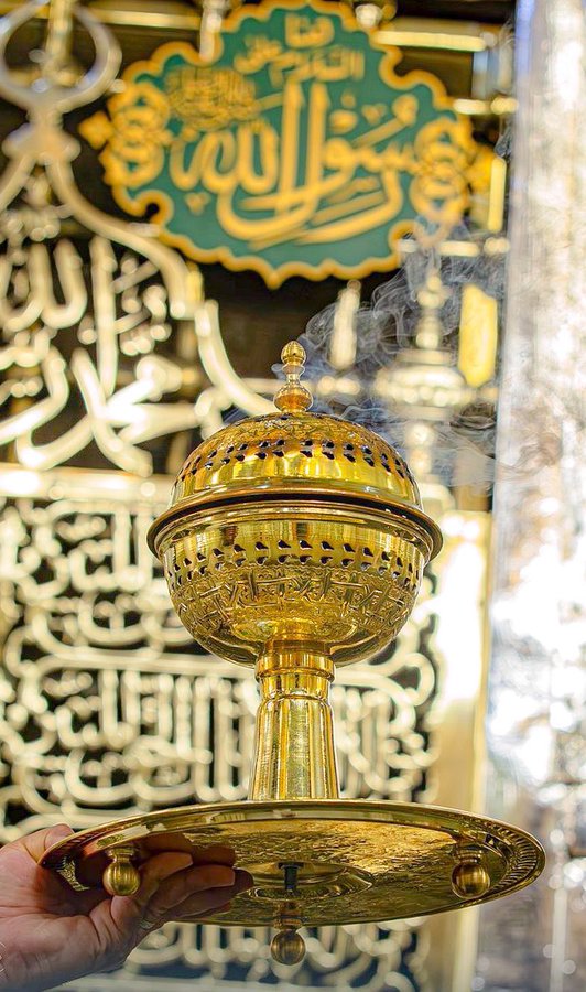 فما كان فظا أو غليظا فؤاده 
ولا حاملا غلا ولا مانعا خيرا
ولا كان زمالا ولا غائلا يدا
 ولا ناكثا عهدا ولا فاضحا سترا
ولا سائلا الا الذي فلق النوى
 ولا طائعا الا لخالقه امرا
صلّوا علىَ خير منْ وَطئ الثّرى
وسلِّمُوا حَتى تَنالوا المُبتغى!" ﷺ