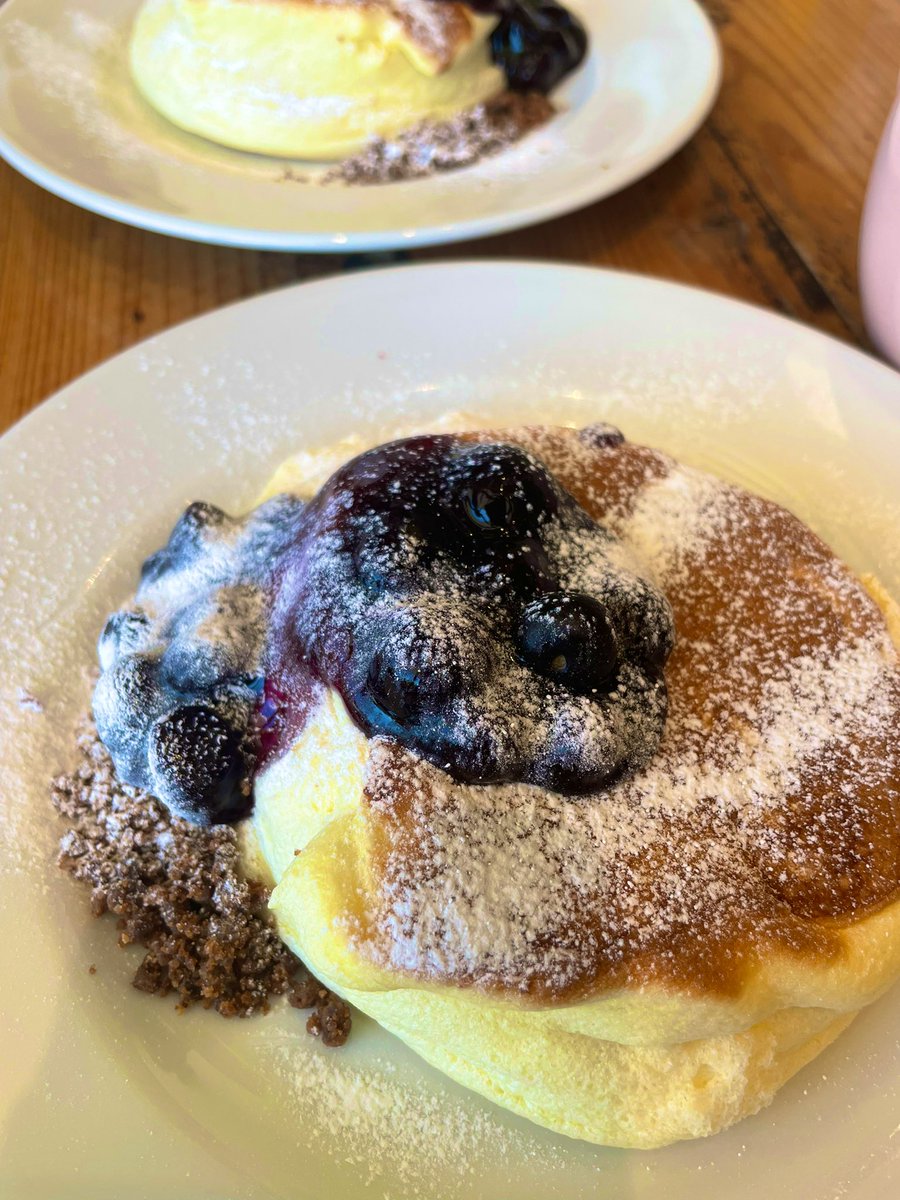可算跟闺女幼儿园时期的同学妈妈约上饭了。约了好几年😅

住的也不远，地铁两站地。

就是我这人太懒，从来不主动约人，更懒得张罗。你说个时间、地址，我准去🤣