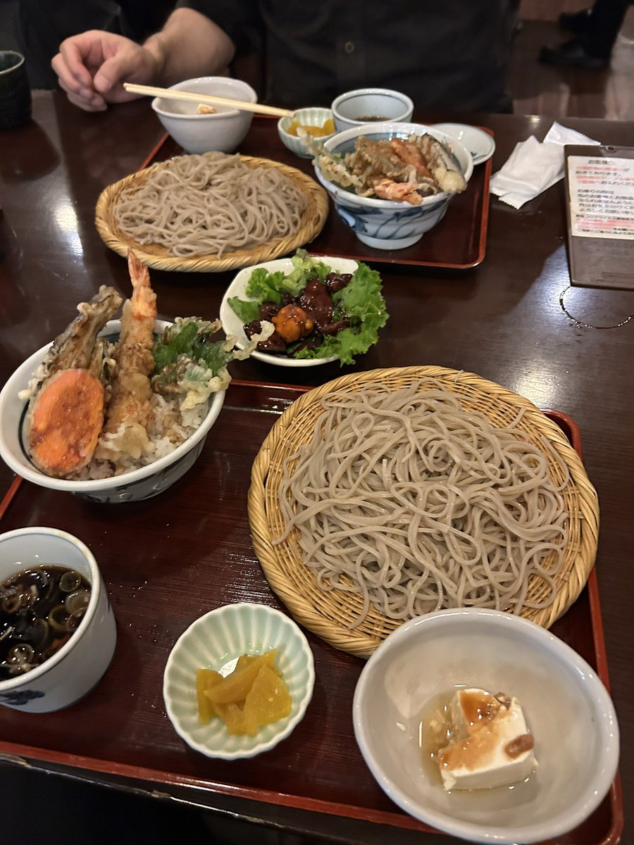 甲府到着しまして、足取り軽くほうとうのお店へGO💨
今回は、奥藤本店に決定！

選んだ品は、、、
間違いなしの天丼セット！

来年こそは、ほうとうを食べようと心に誓うジジイ二人でありました🍇

#スキップカウズ