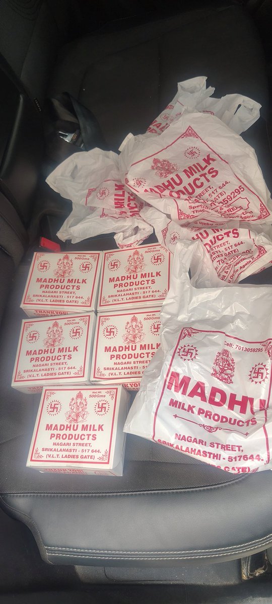 శ్రీకాళహస్తిలో రెండు పాలకోవ సెంటర్లు ఉన్నాయట మాకు తెలీదు గుడిలో నుండి పూజ చేసుకుని బయటకి వచ్చేటప్పుడు గూగుల్ మ్యాప్లో పాలకోవ సెంటర్ అని టైప్ చేస్తే అది ఇక్కడికి తీసుకెళ్లింది రుచి బాగుందని దాదాపు అరకేజీపైనే తిన్నాను అక్కడ షాపులో మరియు నడుస్తున్న కారులో కలిపి + ఇవి తెచ్చుకున్నాం😋