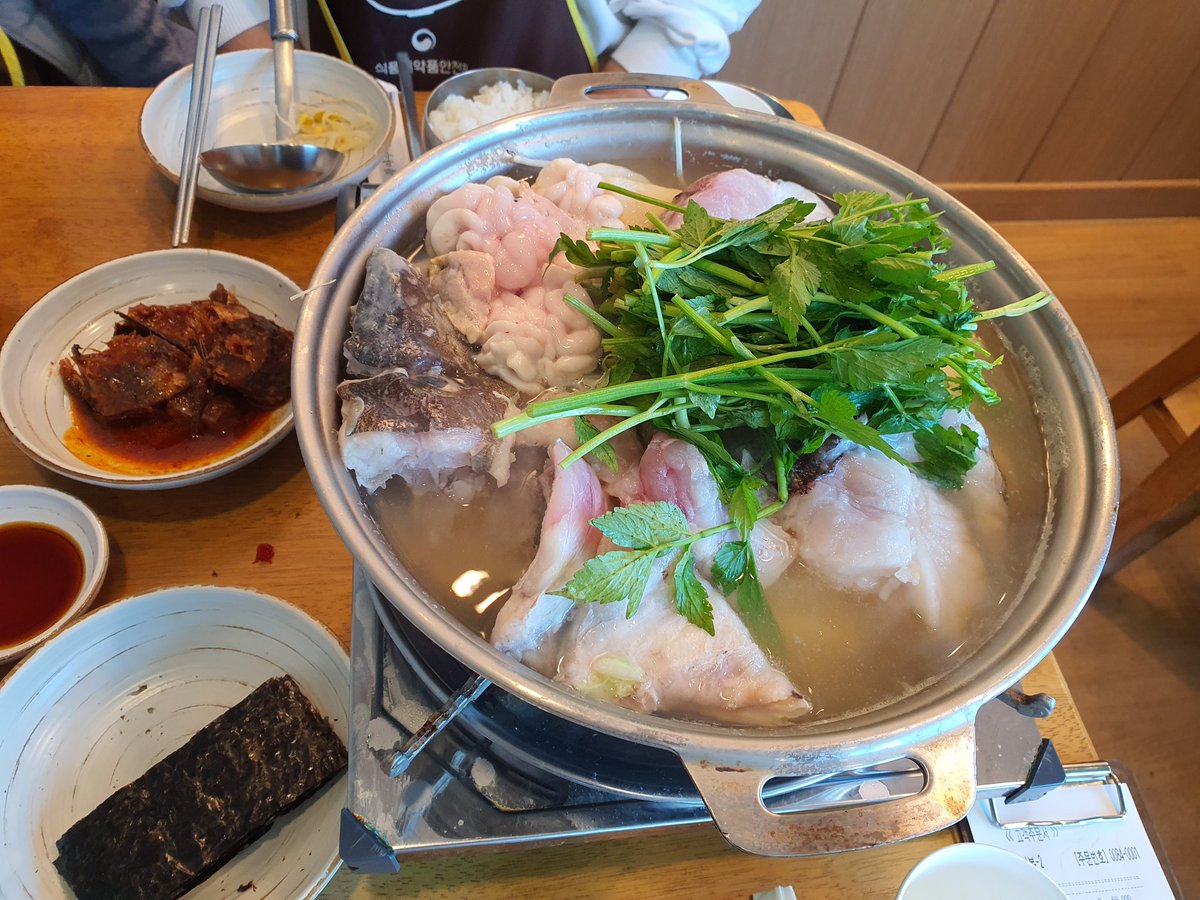 아내와 딸과 같이 속초에 있는 생대구탕 맛집을 올해도 다녀왔네요
딸이 너무 좋아해 생일 축하겸 즐겁게 식사하고 돌아왔네요..