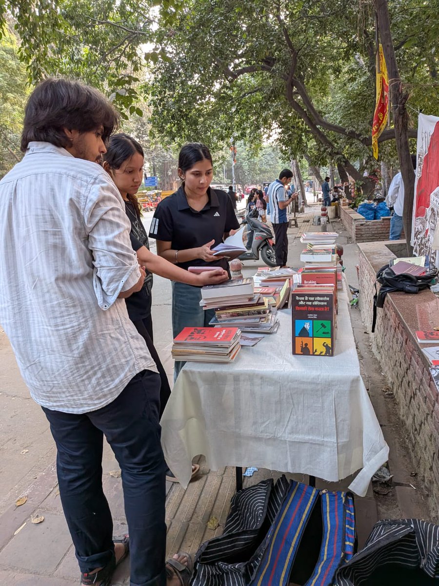 HFmarxist's tweet photo. https://t.co/Yo3ii2y4Zu

https://t.co/V770Dis4DG

Commemorating the Great October Revolution on its 108th anniversary, Hundred Flowers Marxist Study Group organized a book exhibition near Arts Faculty, University of Delhi on November 5, 2025. https://t.co/Ab0q0w4wDX